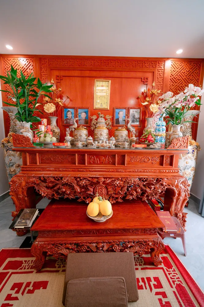 Trọn bộ men rạn đắp nổi và cặp lộc bình – nhà anh Dũng, Hải Dương
